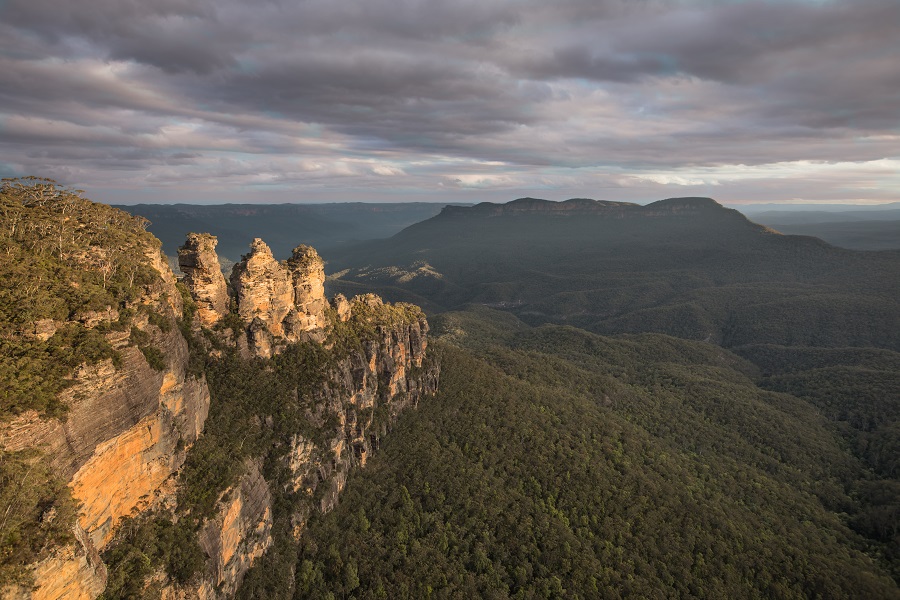 scenery of Three Sisters, Blue Mountains when sun is setting